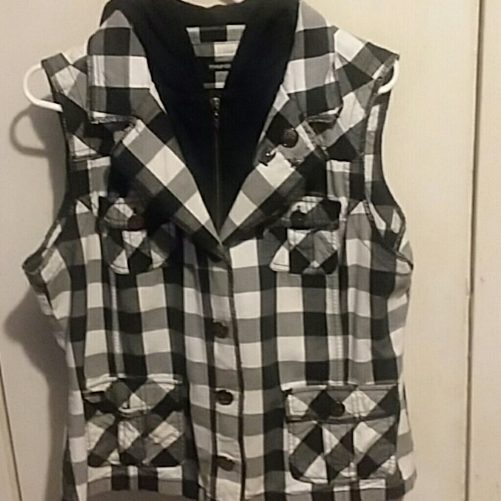 Hooded Black/White Vest